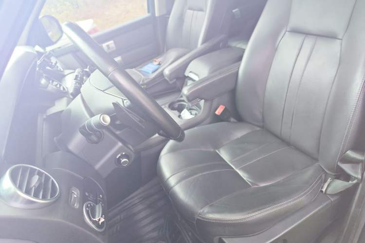 Used Land Rover Discovery 2016 3.0 SC Obsidian Black Heritage Edition HSE Left Front Seat