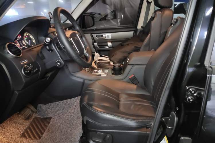 Used Land Rover Discovery 2016 3.0 SC Obsidian Black Heritage Edition HSE Left Front Seat