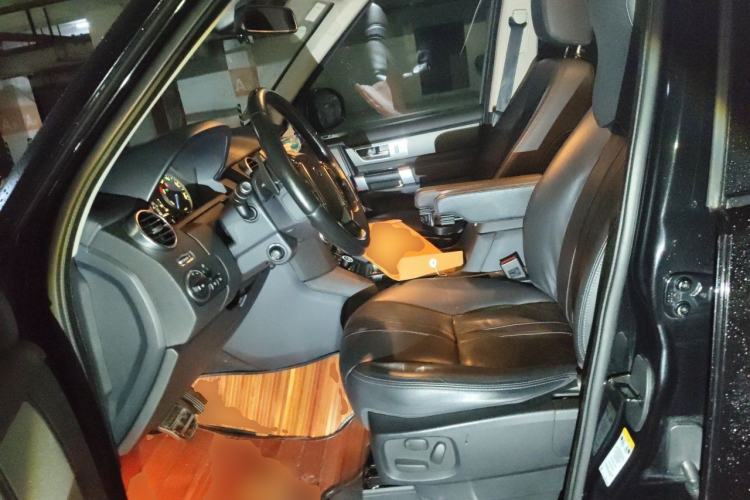 Used Land Rover Discovery 2016 3.0 SC Obsidian Black Heritage Edition HSE Left Front Seat