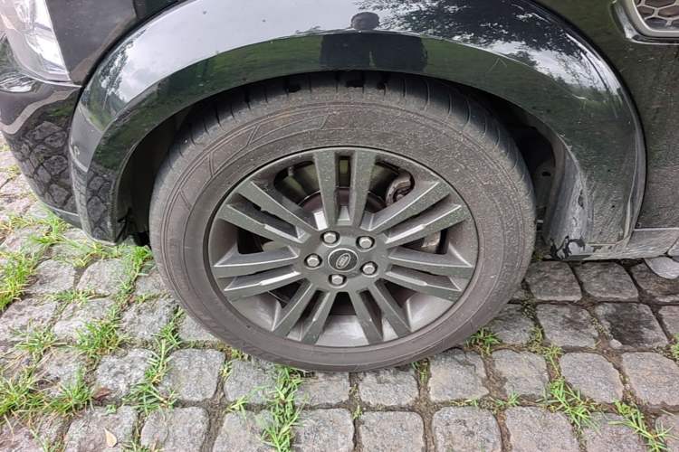 Used Land Rover Discovery 2016 3.0 SC Obsidian Black Heritage Edition HSE Left Front Wheel Hub