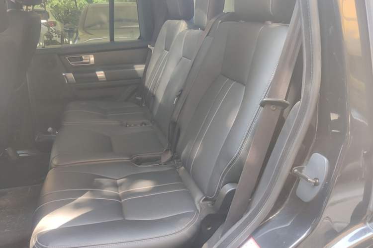 Used Land Rover Discovery 2016 3.0 SDV6 Black Edition HSE Diesel Version Left Rear Seat