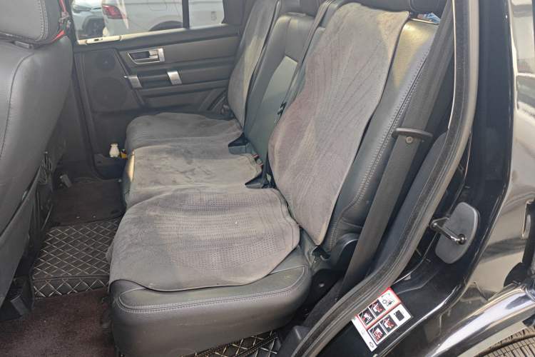 Used Land Rover Discovery 2016 3.0 SC Obsidian Black Heritage Edition SE Left Rear Seat