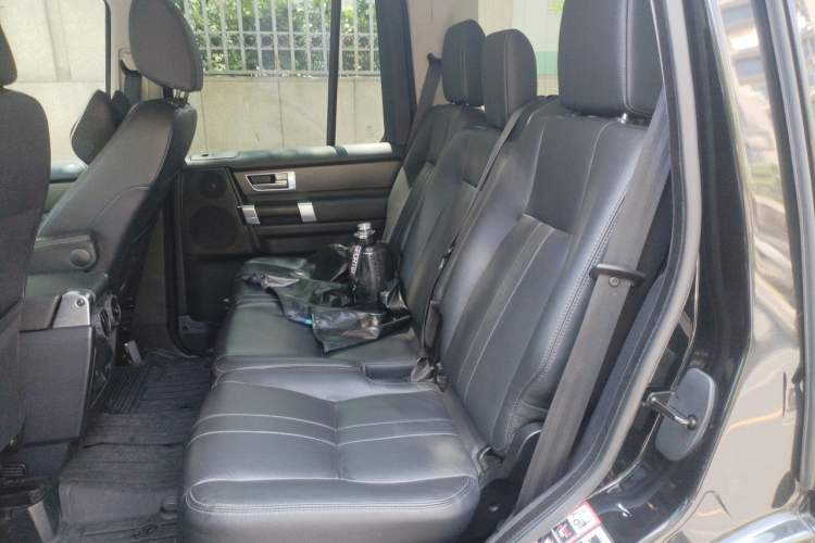 Used Land Rover Discovery 2016 3.0 SC Obsidian Black Heritage Edition SE Left Rear Seat
