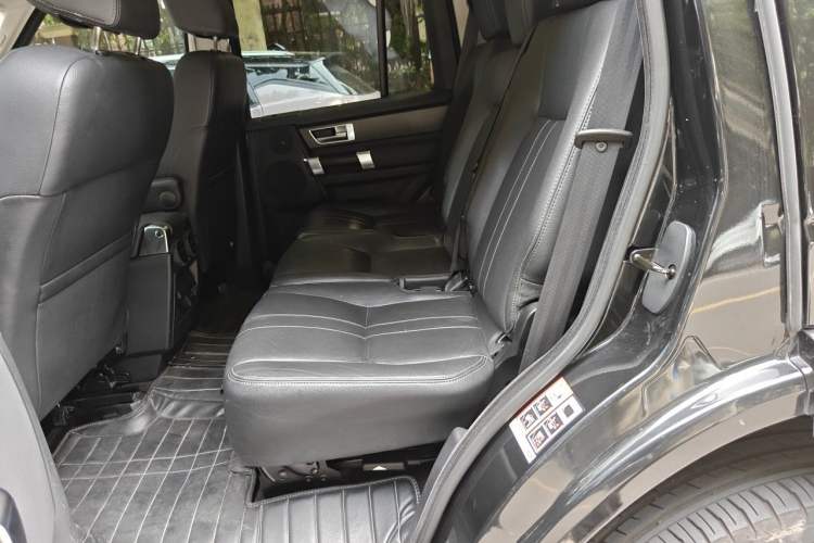 Used Land Rover Discovery 2016 3.0 SC Obsidian Black Heritage Edition SE Left Rear Seat