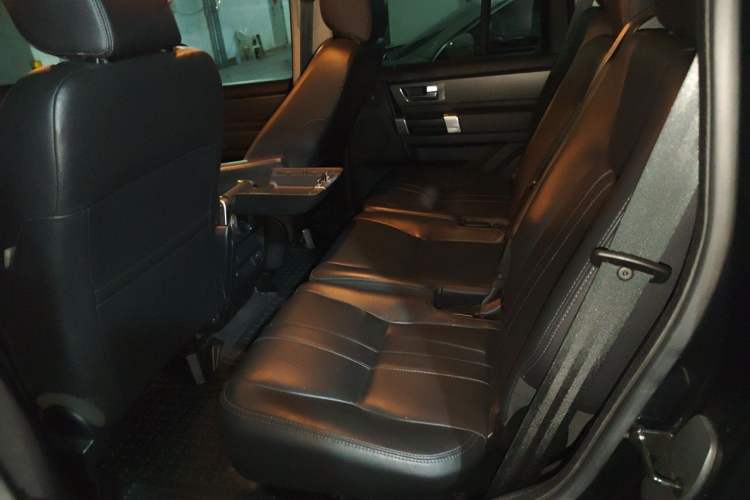 Used Land Rover Discovery 2016 3.0 SC Obsidian Black Heritage Edition SE Left Rear Seat