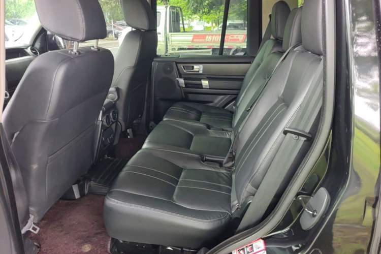 Used Land Rover Discovery 2016 3.0 SC Obsidian Black Heritage Edition HSE Left Rear Seat