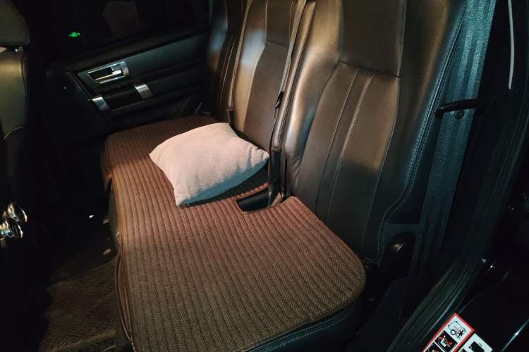 Used Land Rover Discovery 2016 3.0 SC Obsidian Black Heritage Edition SE Left Rear Seat