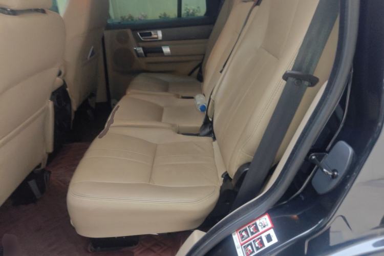 Used Land Rover Discovery 2016 3.0 SC Obsidian Black Heritage Edition HSE Left Rear Seat