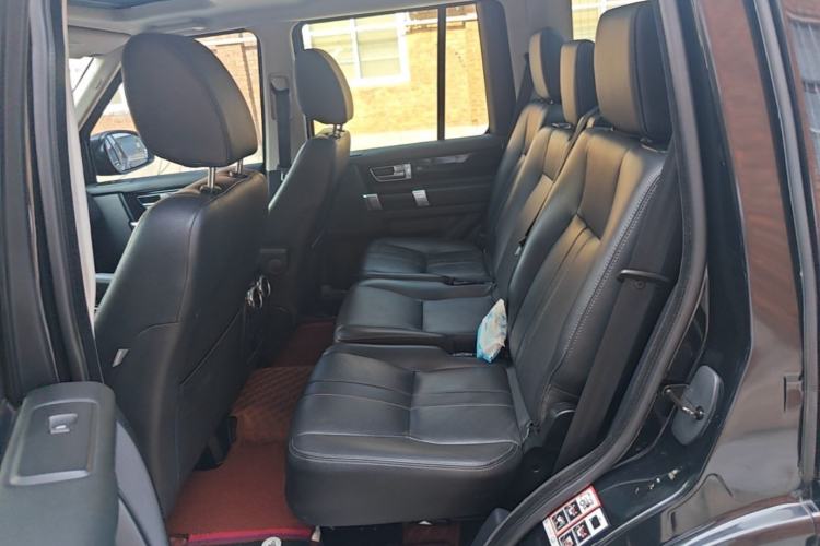 Used Land Rover Discovery 2016 3.0 SC Obsidian Black Heritage Edition HSE Left Rear Seat