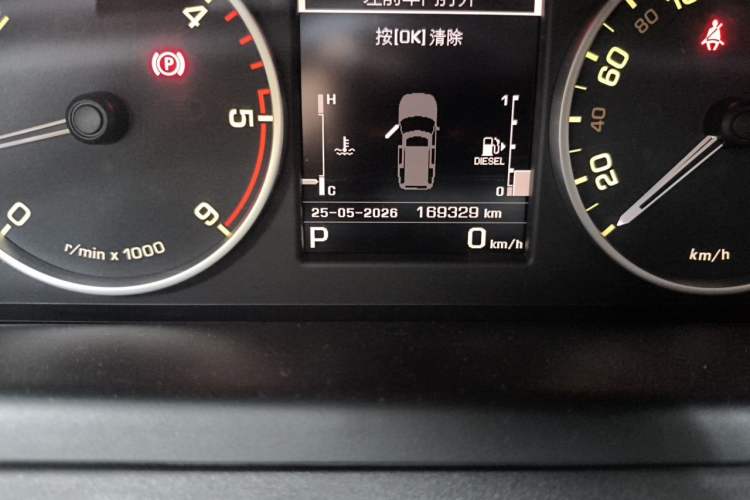 Used Land Rover Discovery 2016 3.0 SDV6 Black Edition HSE Diesel Version Odometer Close Up