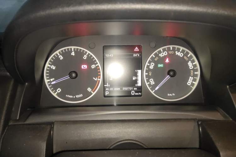 Used Land Rover Discovery 2016 3.0 SC Obsidian Black Heritage Edition HSE Odometer Close Up