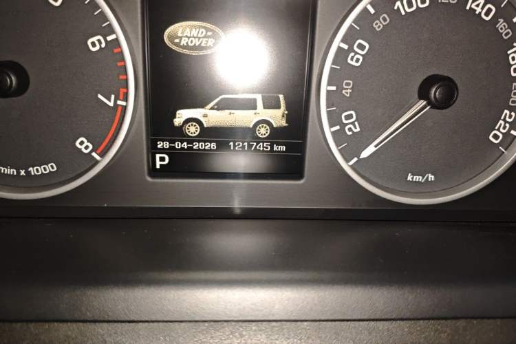 Used Land Rover Discovery 2016 3.0 SC V6 HSE Odometer Close Up
