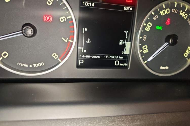 Used Land Rover Discovery 2016 3.0 SC Obsidian Black Heritage Edition SE Odometer Close Up
