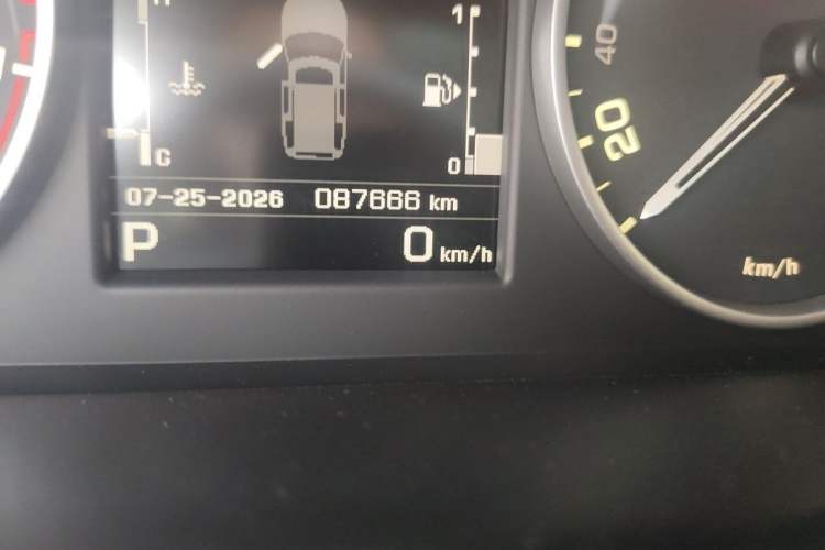Used Land Rover Discovery 2016 3.0 SC V6 HSE Odometer Close Up