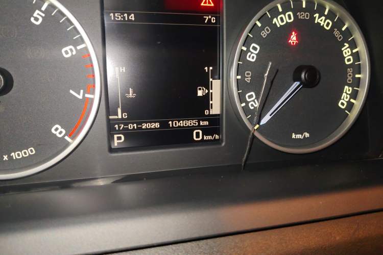 Used Land Rover Discovery 2016 3.0 SC Obsidian Black Heritage Edition SE Odometer Close Up