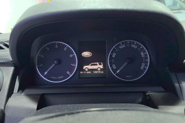 Used Land Rover Discovery 2016 3.0 SC V6 SE Odometer Close Up