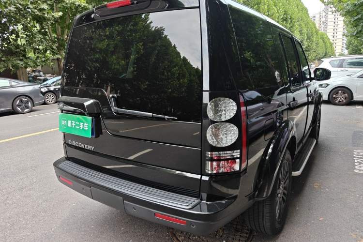 Used Land Rover Discovery 2016 3.0 SC Obsidian Black Heritage Edition SE Rear Right 45 Deg