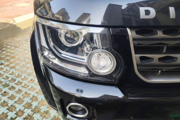 Used Land Rover Discovery 2016 3.0 SC Obsidian Black Heritage Edition SE Right Front Headlight
