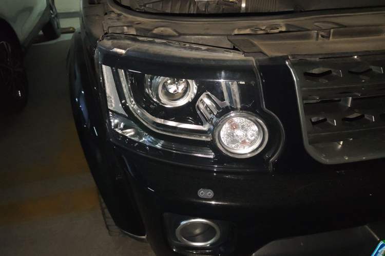 Used Land Rover Discovery 2016 3.0 SC Obsidian Black Heritage Edition SE Right Front Headlight