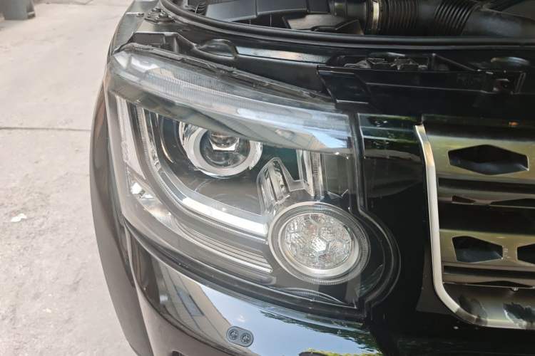 Used Land Rover Discovery 2016 3.0 SDV6 Black Edition HSE Diesel Version Right Front Headlight