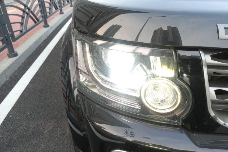 Used Land Rover Discovery 2016 3.0 SC Obsidian Black Heritage Edition HSE Right Front Headlight