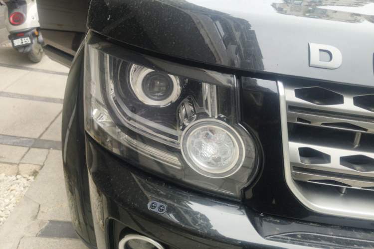 Used Land Rover Discovery 2016 3.0 SC Obsidian Black Heritage Edition SE Right Front Headlight