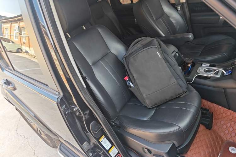 Used Land Rover Discovery 2016 3.0 SC Obsidian Black Heritage Edition HSE Right Front Seat