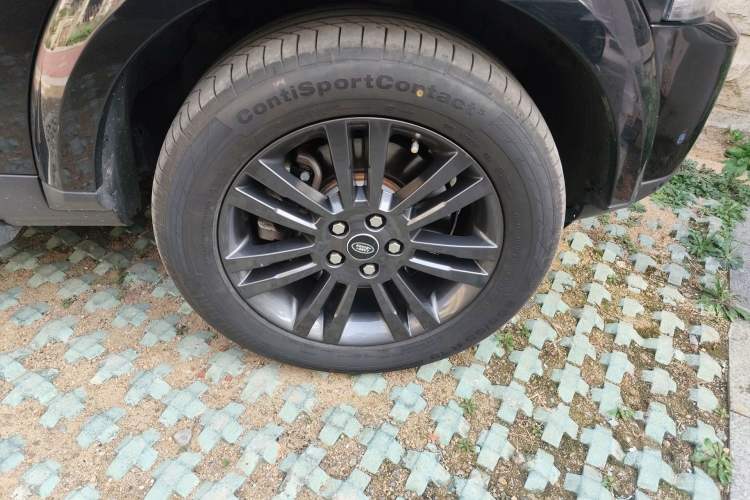 Used Land Rover Discovery 2016 3.0 SC Obsidian Black Heritage Edition SE Right Front Wheel Hub