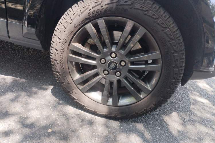 Used Land Rover Discovery 2016 3.0 SC Obsidian Black Heritage Edition SE Right Front Wheel Hub