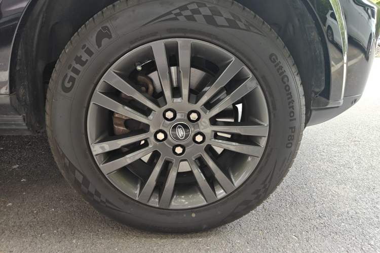 Used Land Rover Discovery 2016 3.0 SC Obsidian Black Heritage Edition SE Right Front Wheel Hub