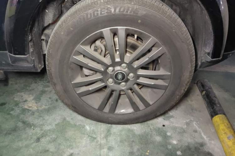 Used Land Rover Discovery 2016 3.0 SC Obsidian Black Heritage Edition HSE Right Front Wheel Hub
