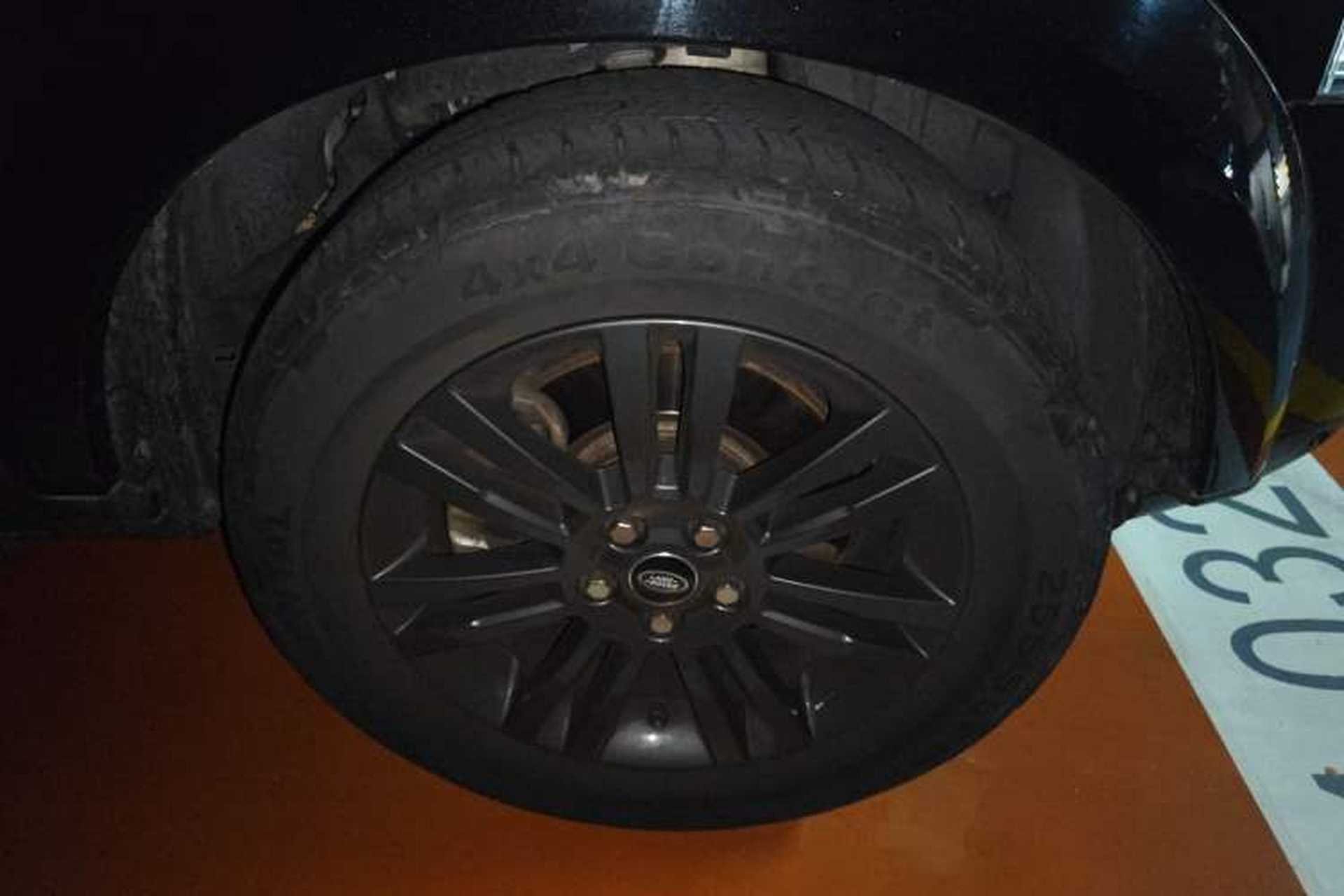Used Land Rover Discovery 2016 3.0 SC Obsidian Black Heritage Edition SE Right Front Wheel Hub