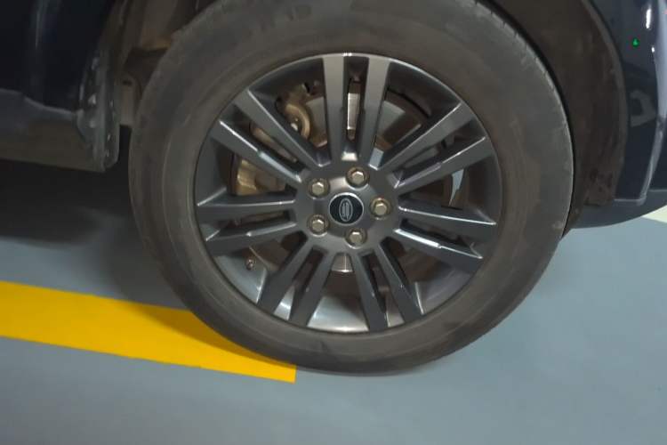 Used Land Rover Discovery  Right Front Wheel Hub