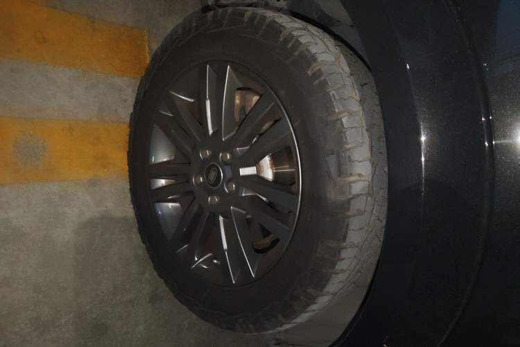 Used Land Rover Discovery 2016 3.0 SC Obsidian Black Heritage Edition SE Right Front Wheel Hub