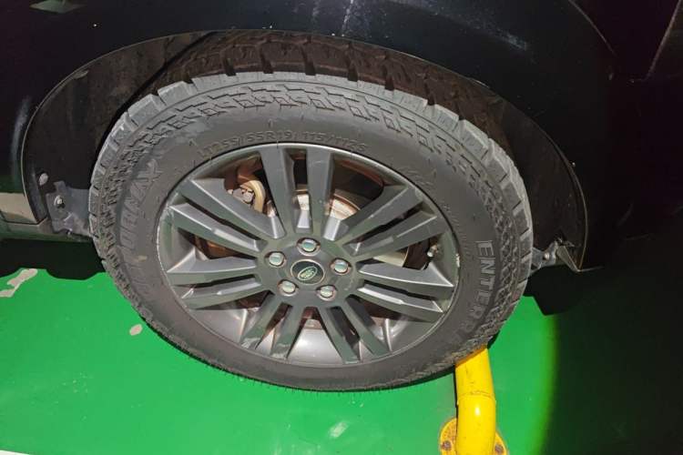 Used Land Rover Discovery 2016 3.0 SC Obsidian Black Heritage Edition HSE Right Front Wheel Hub