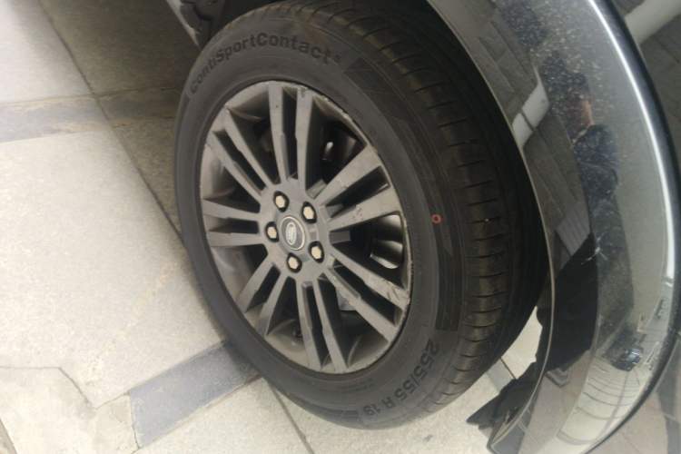 Used Land Rover Discovery 2016 3.0 SC Obsidian Black Heritage Edition SE Right Front Wheel Hub