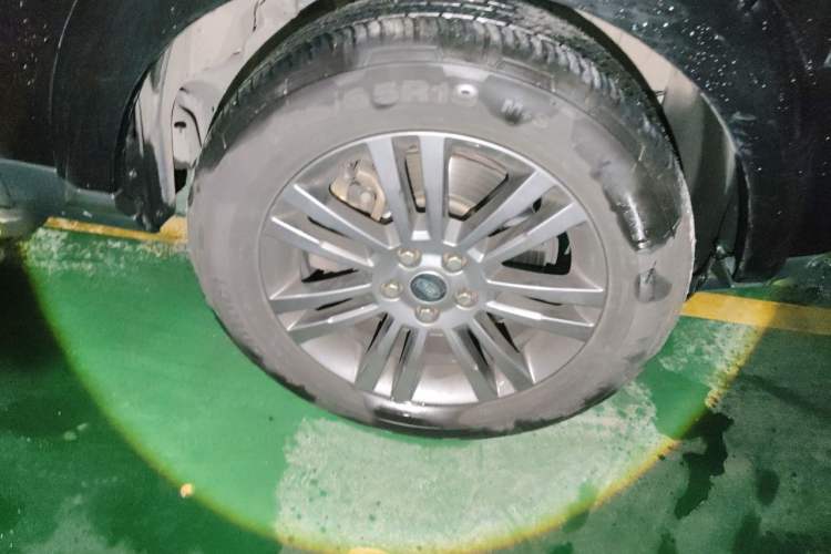 Used Land Rover Discovery 2016 3.0 SC Obsidian Black Heritage Edition HSE Right Front Wheel Hub