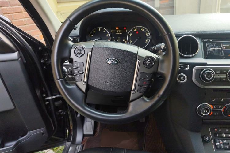 Used Land Rover Discovery 2016 3.0 SC Obsidian Black Heritage Edition SE Steering Wheel