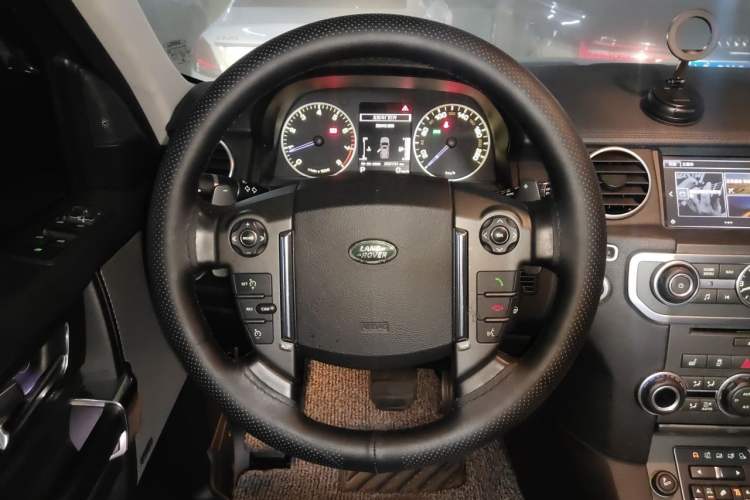Used Land Rover Discovery 2016 3.0 SC Obsidian Black Heritage Edition HSE Steering Wheel