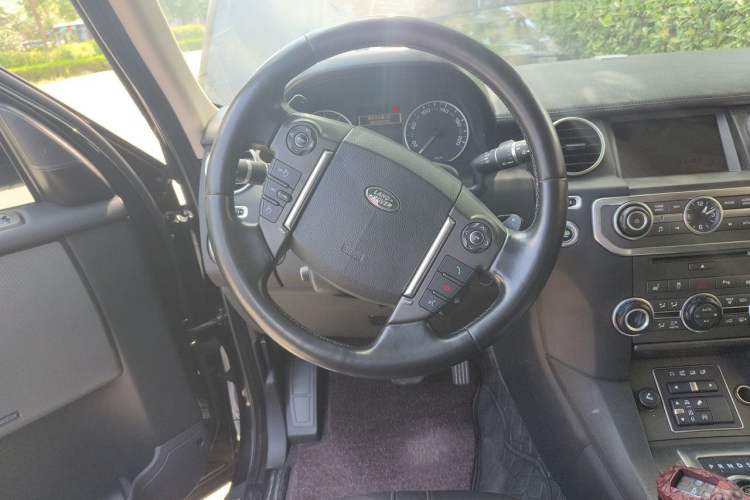 Used Land Rover Discovery 2016 3.0 SC V6 SE Steering Wheel