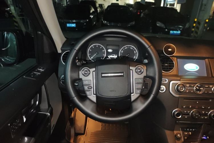 Used Land Rover Discovery 2016 3.0 SC Obsidian Black Heritage Edition SE Steering Wheel