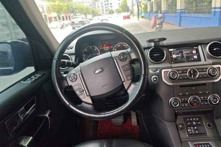 Used Land Rover Discovery 2016 3.0 SDV6 Black Edition HSE Diesel Version Steering Wheel