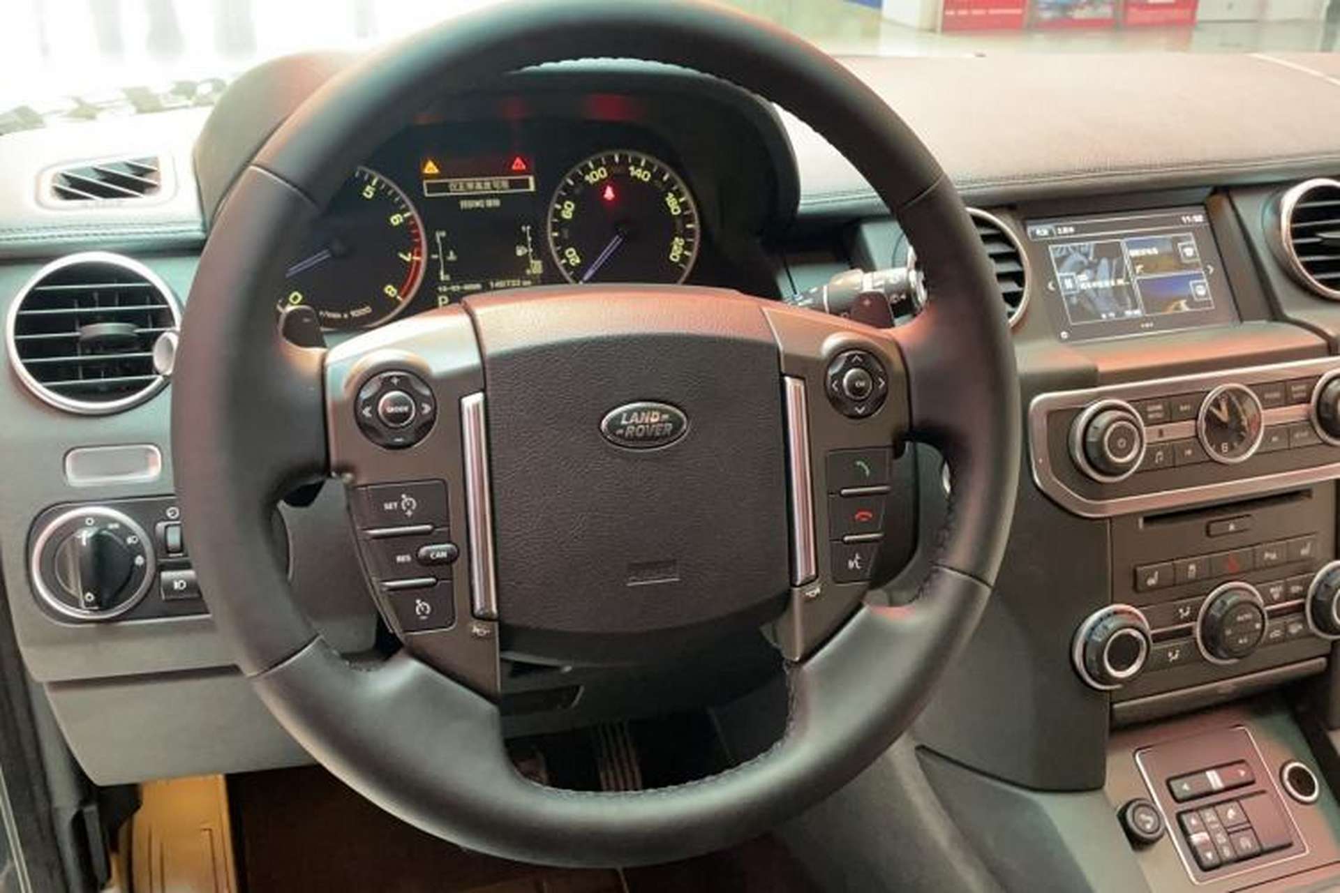 Used Land Rover Discovery 2016 3.0 SC Obsidian Black Heritage Edition SE Steering Wheel