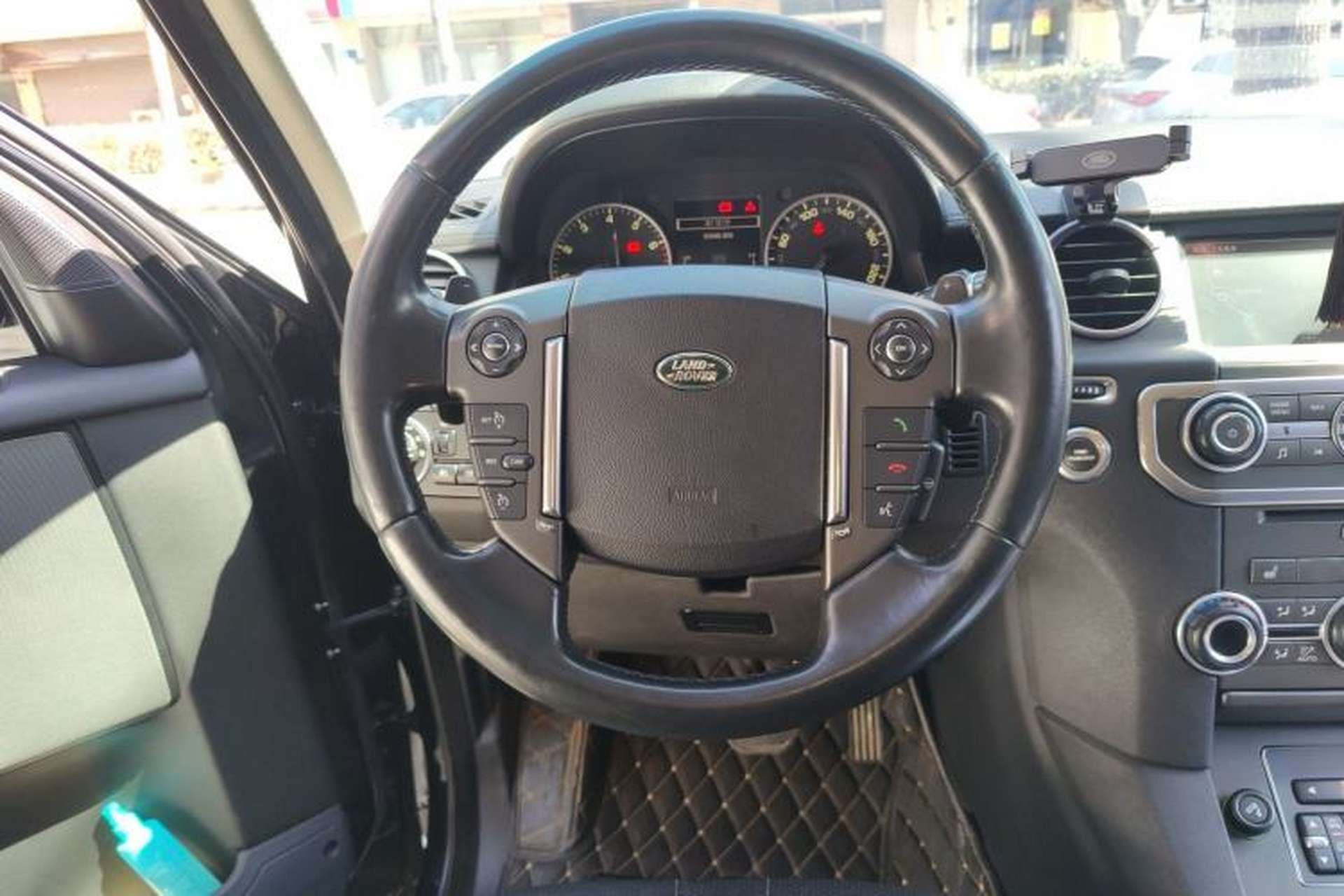 Used Land Rover Discovery 2016 3.0 SC Obsidian Black Heritage Edition HSE Steering Wheel
