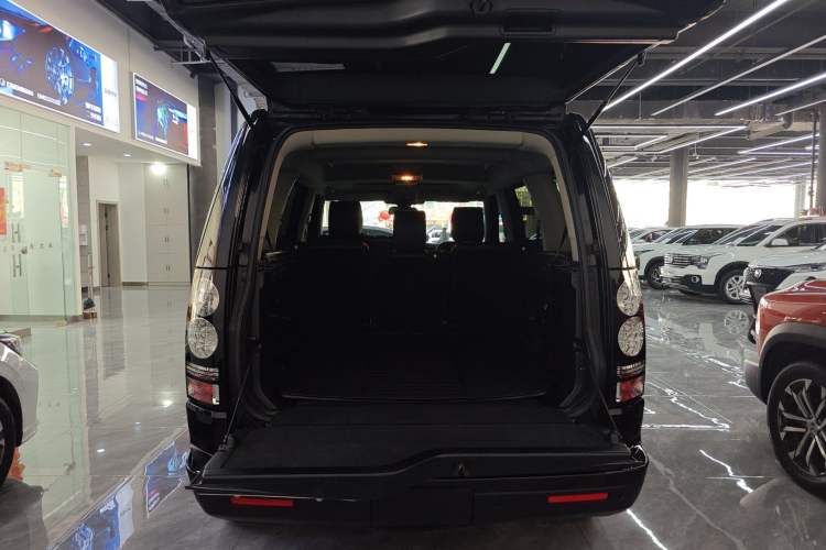 Used Land Rover Discovery 2016 3.0 SC V6 SE Trunk