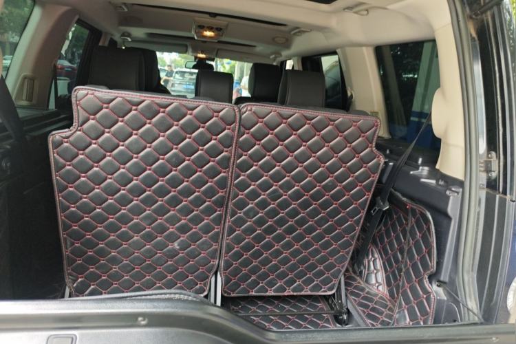 Used Land Rover Discovery 2016 3.0 SDV6 Black Edition HSE Diesel Version Trunk