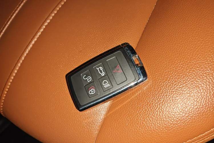 Used Land Rover Discovery 2016 3.0 SC Obsidian Black Heritage Edition HSE Vehicle Key