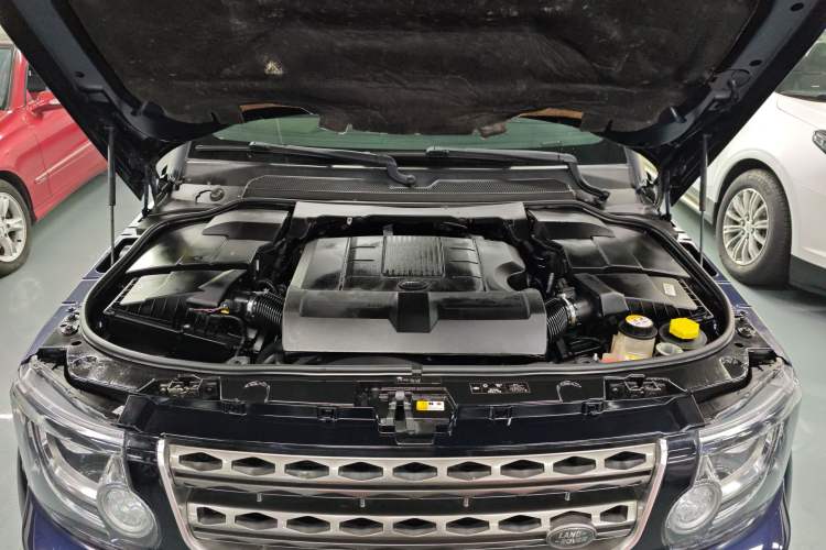 Used Land Rover Discovery 2016 3.0 SC Obsidian Black Heritage Edition SE Engine Bay