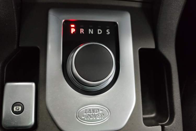 Used Land Rover Discovery 2016 3.0 SC Obsidian Black Heritage Edition SE Gear Lever