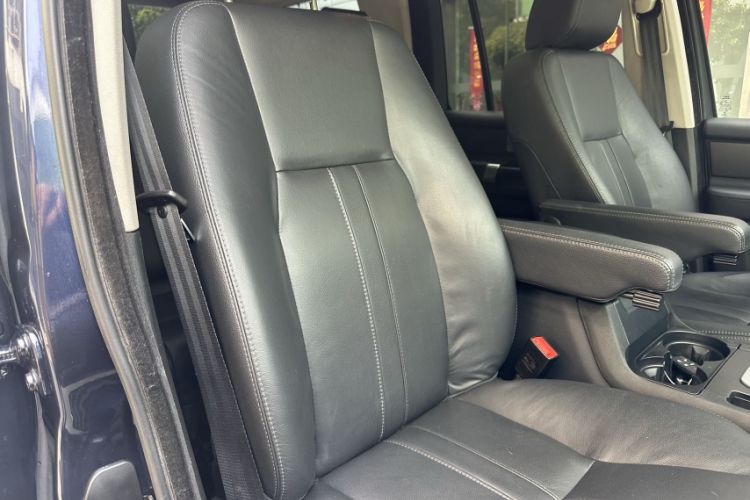 Used Land Rover Discovery 2016 3.0 SC Obsidian Black Heritage Edition SE Interior 10